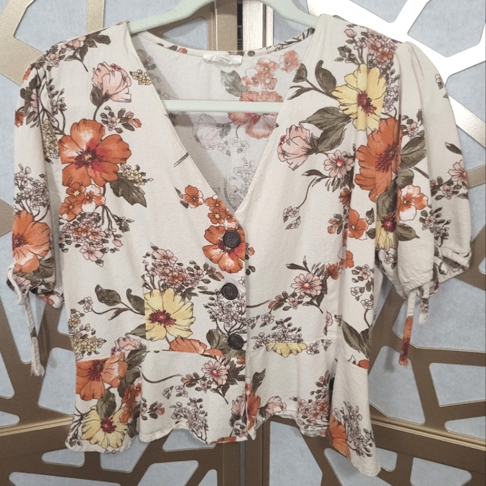NWOT BLU PLANET Floral Button Front Top